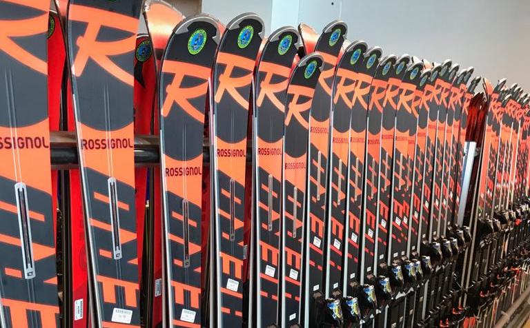 Skoro nové modely lyží letošní sezony.